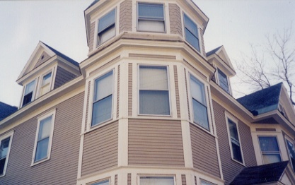 I lived in Vermont from August 1998 until February 2002. This is where I lived. That 2nd floor apartment.